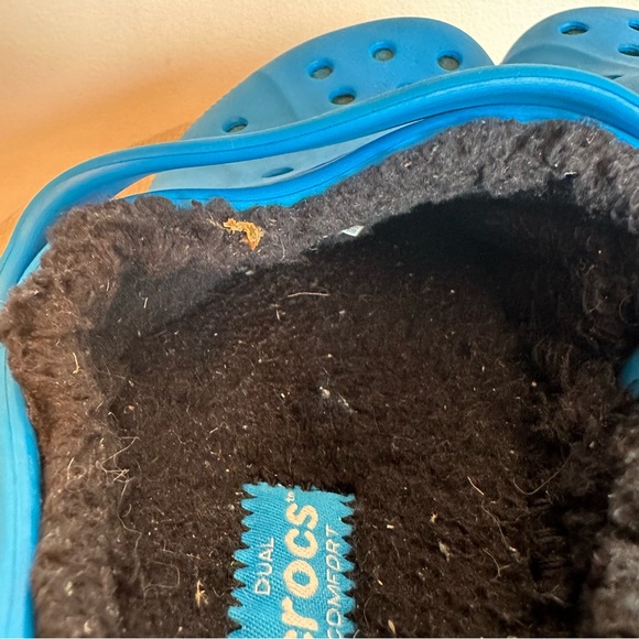 Crocs Kids Unisex Blue Outside With Black Warm Fuzzy Lining Material Size J4 2 - Picture 6 of 11
